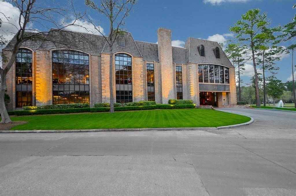 Olde Oaks residents can join the Northgate Country Club for golf, swimming, tennis, and dining