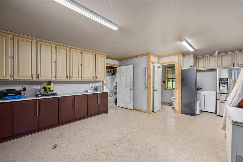 Garage workshop/quarters is quite large. Features a shower/bath and abundant space.
