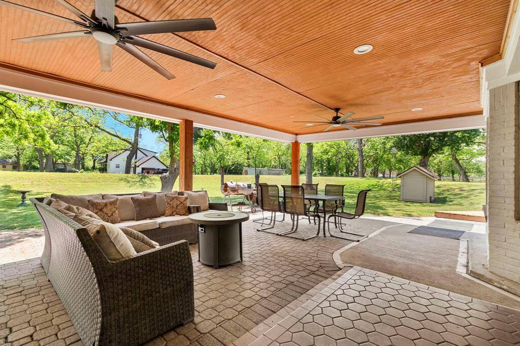 Nice place to relax, entertain or hang out.
