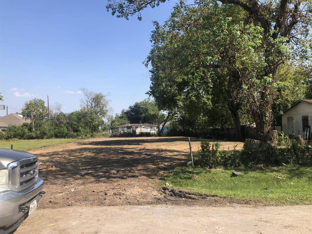 This ocurred prior to the land being leveled. Now if you drive by it is completely Gated with iron gate.