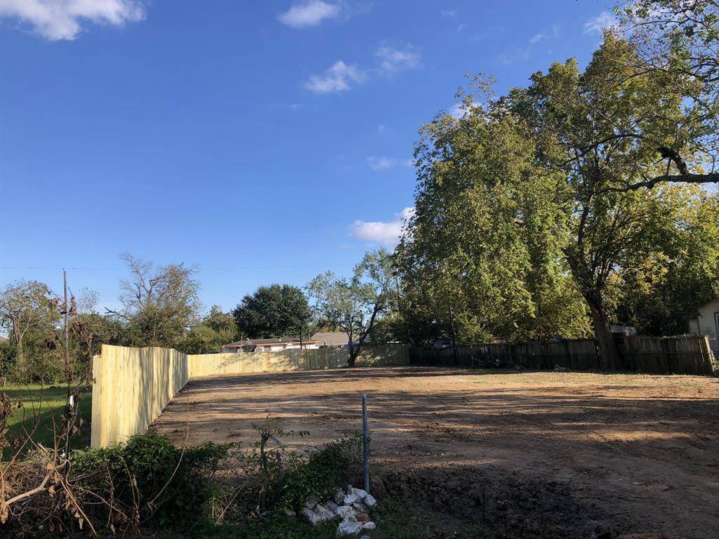 This ocurred prior to the land being leveled. Now if you drive by it is completely Gated with iron gate.