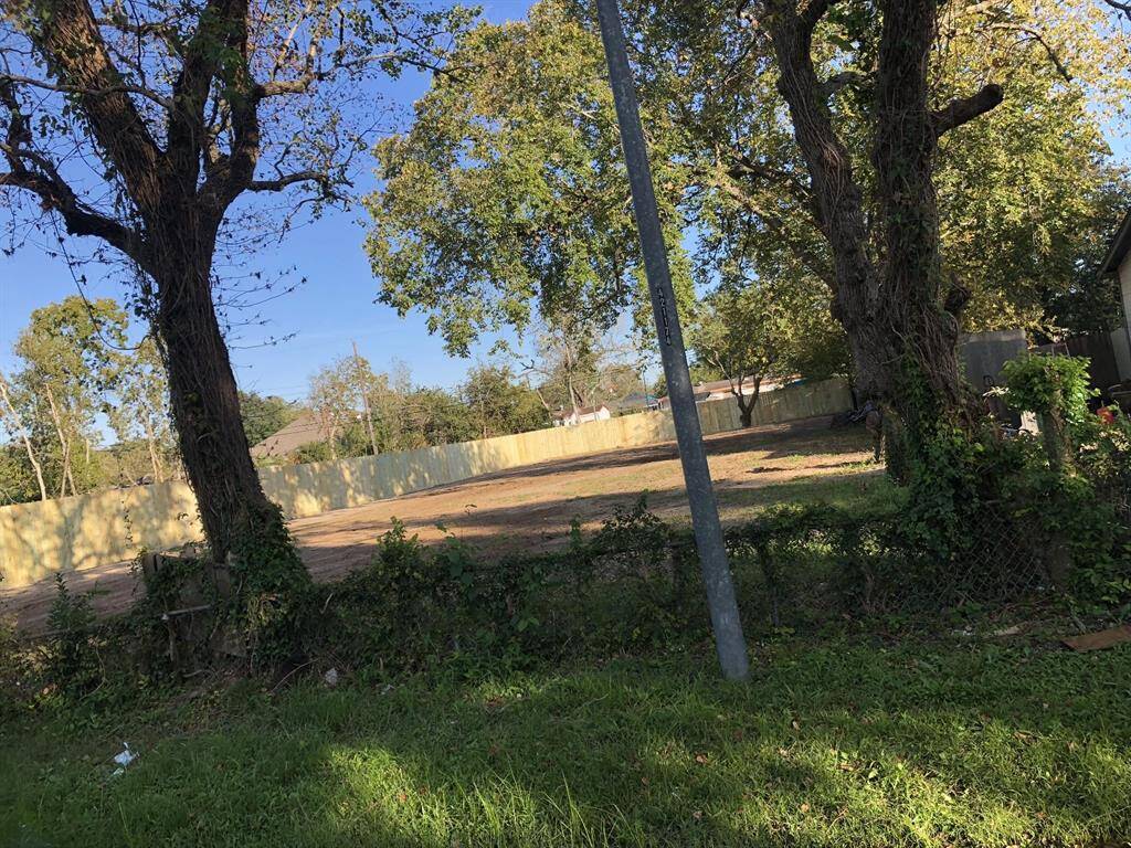 This ocurred prior to the land being leveled. Now if you drive by it is completely Gated with iron gate.