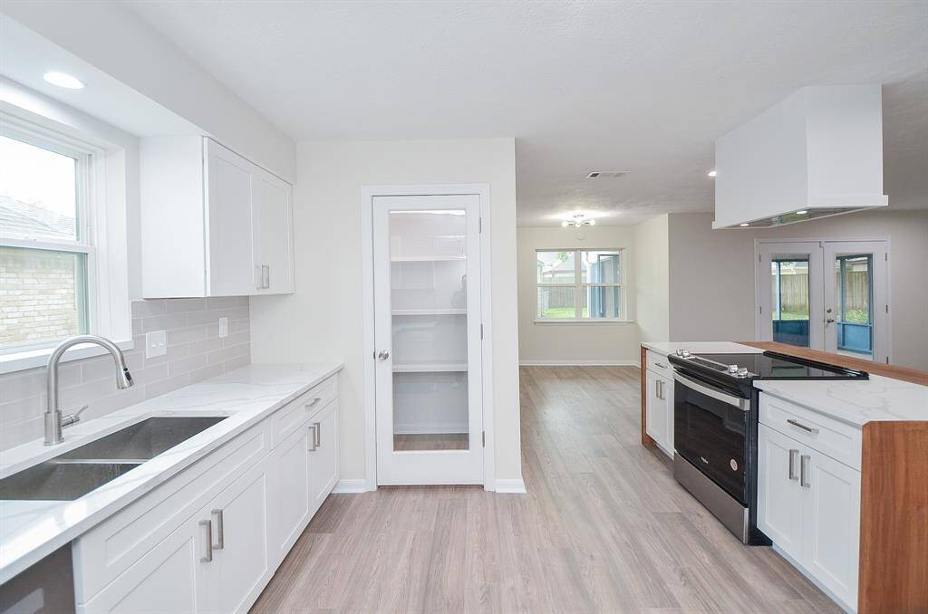 Timeless kitchen with full reveal glass pantry door!