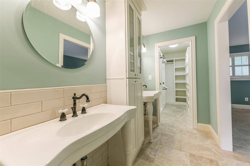 primary bathroom with 2 pedestal sinks