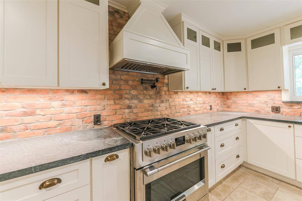 Kitchen with a 6 burner Italian gas range and vent hood
