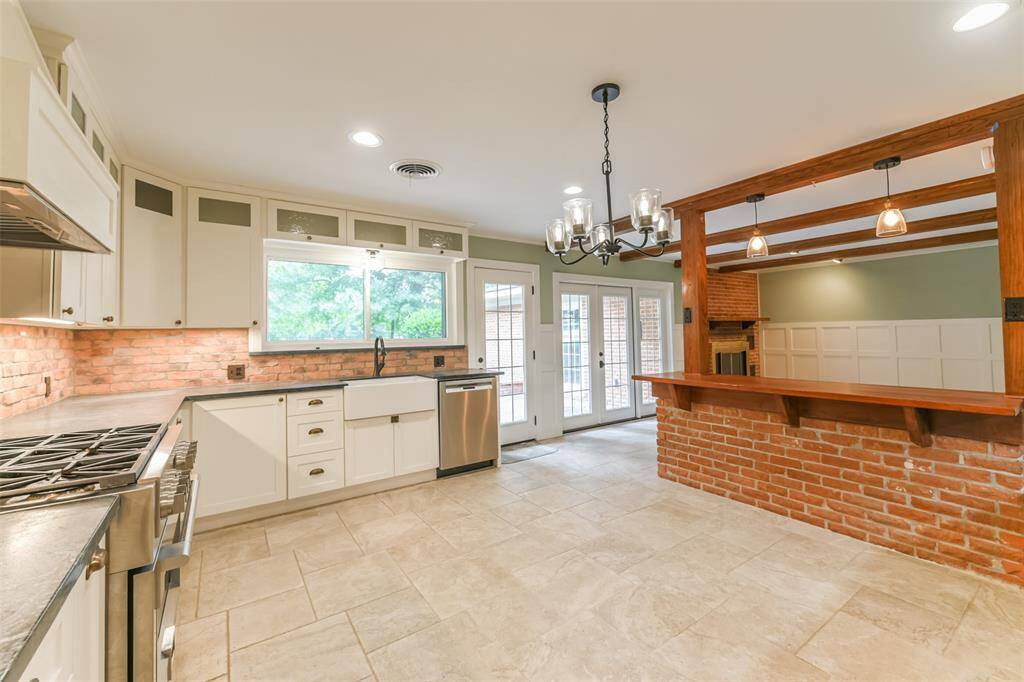 kitchen with breakfast bar