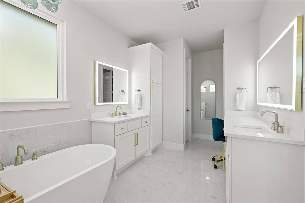 Light a candle, grab a book, pour a glass of wine, and sink into the luxurious tub for a long, hot soak. With its elegant design and peaceful ambiance, this bath is the perfect way to unwind after a busy day. It’s your own personal oasis, where stress melts away and you can fully embrace the calm.
