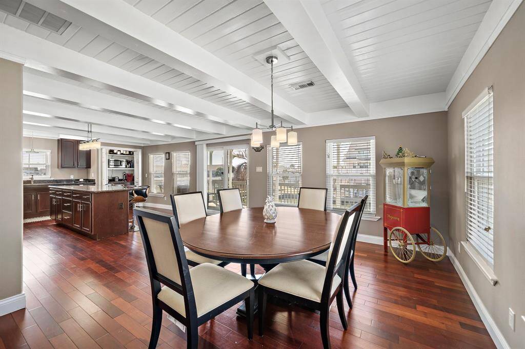 Another angle of the spacious dining area, highlighting the charming popcorn machine and the light-filled atmosphere. This space feels both playful and polished, giving it a welcoming coastal vibe.