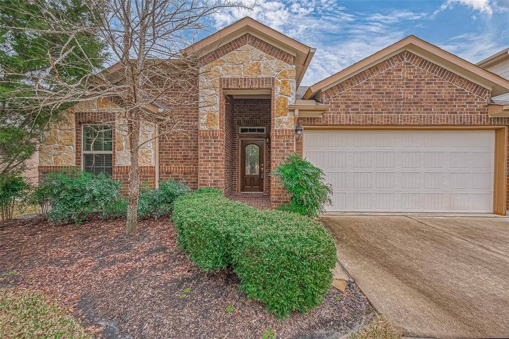 Welcome to 1.5 story home in Falls at Imperial Oaks