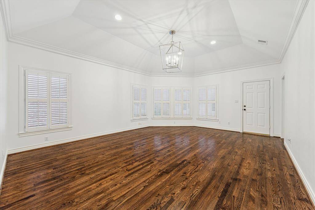 Primary Bedroom. Vaulted Ceiling. Approx. 22'x17" can accommodate a spacious sitting area. Landlord installed hardwood flooring in 2024.