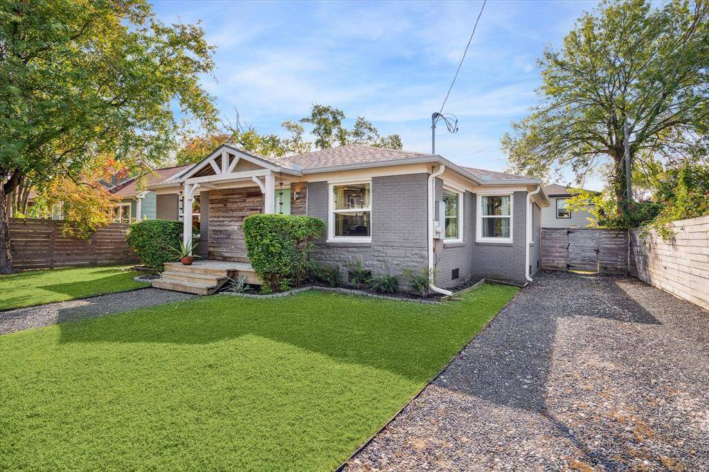 This home offers a prime location just minutes from the University of Houston, Downtown, Texas Medical Center, as well as vibrant dining and entertainment options in EaDo. Sports arenas, the East River development, and the Esplanade on Navigation are all easily accessible, making this an ideal home base for those seeking an active, urban lifestyle.