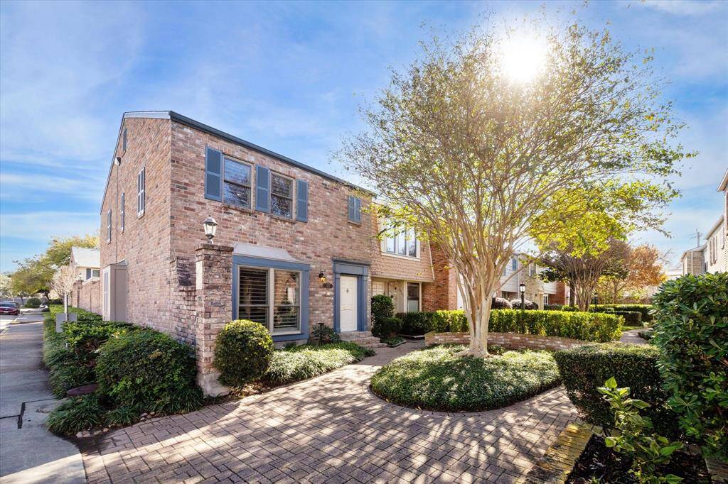 The community offers amenities such as a playground, park, & pool. Conveniently located near the Galleria with easy access to I-10, 610, 59, and 45, this condo is an opportunity you won’t want to miss!