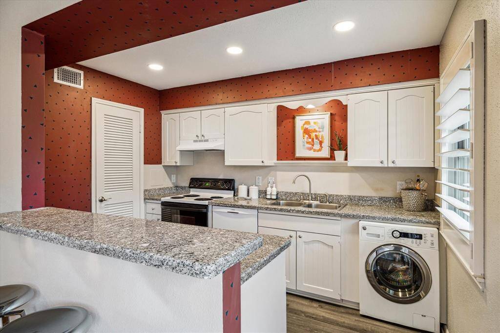 The kitchen boasts granite countertops, Bosch dish washer, a convenient breakfast bar and a walk-in pantry.