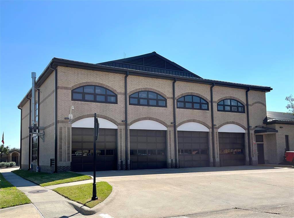 City of Jersey Village Police and Fire Departments are renowned for its prompt response time to emergencies. FANTASTIC SERVICE! Enjoy Cy-Fair ISD schools - both Post Elementary & Jersey Village High schools are located within the city limits, and Cook Middle School is just a short drive away off West Rd.