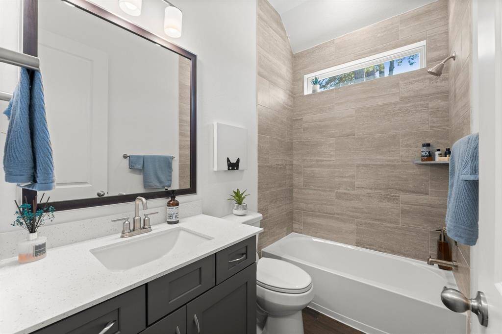 Secondary full bathroom