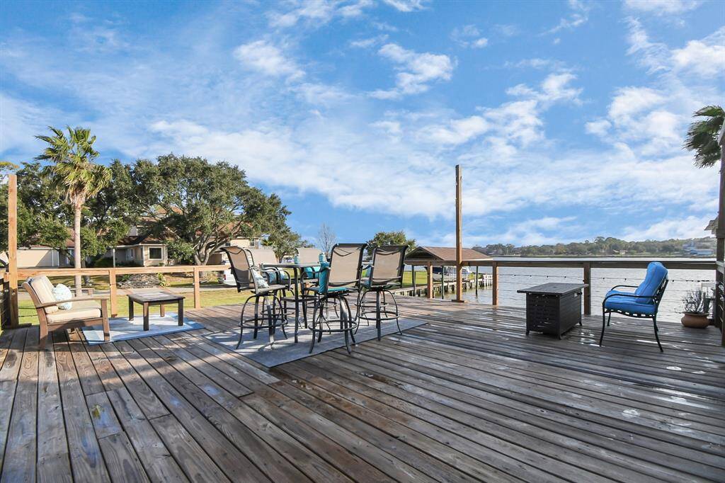 An oversized deck completed in 2021.