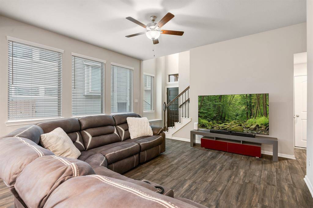 The expansive living area offers ample space to accommodate even the largest furniture. Whether you prefer oversized sofas or a full entertainment center, this room provides the flexibility to bring your vision to life.