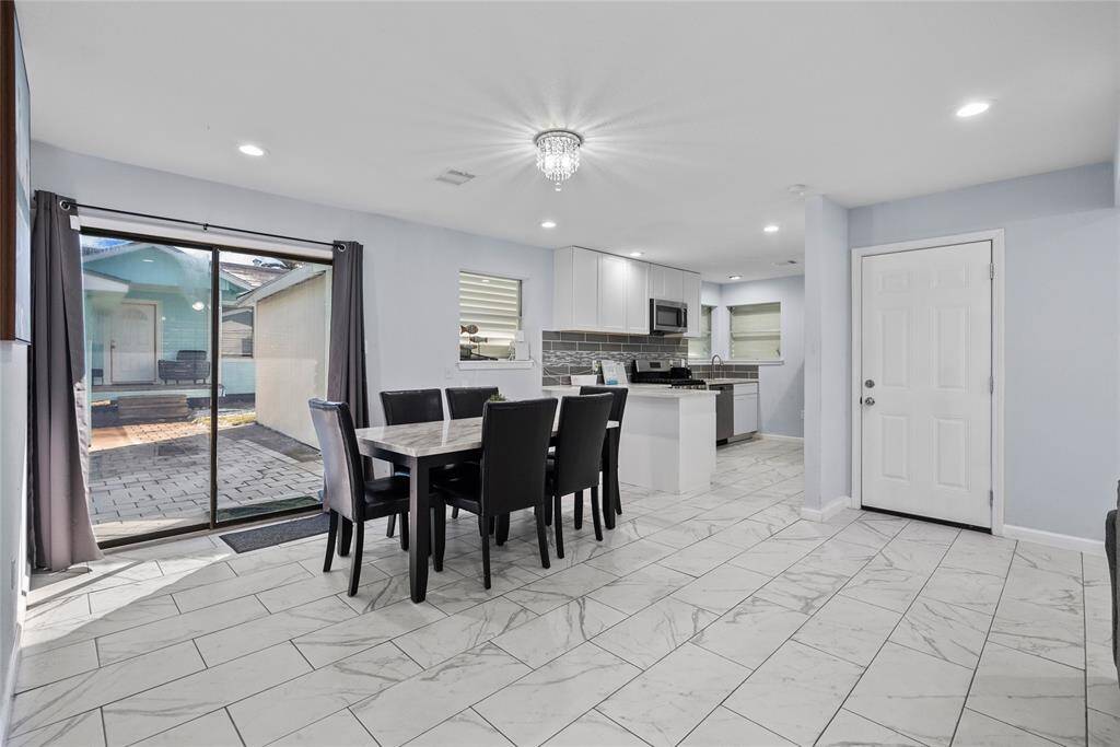 Spacious Breakfast/Dining Area