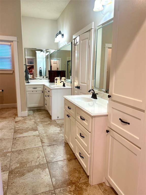Huge primary en-suite