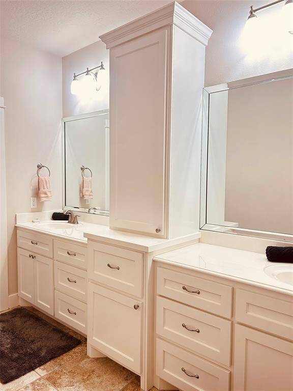 Guest bath! Double sinks!