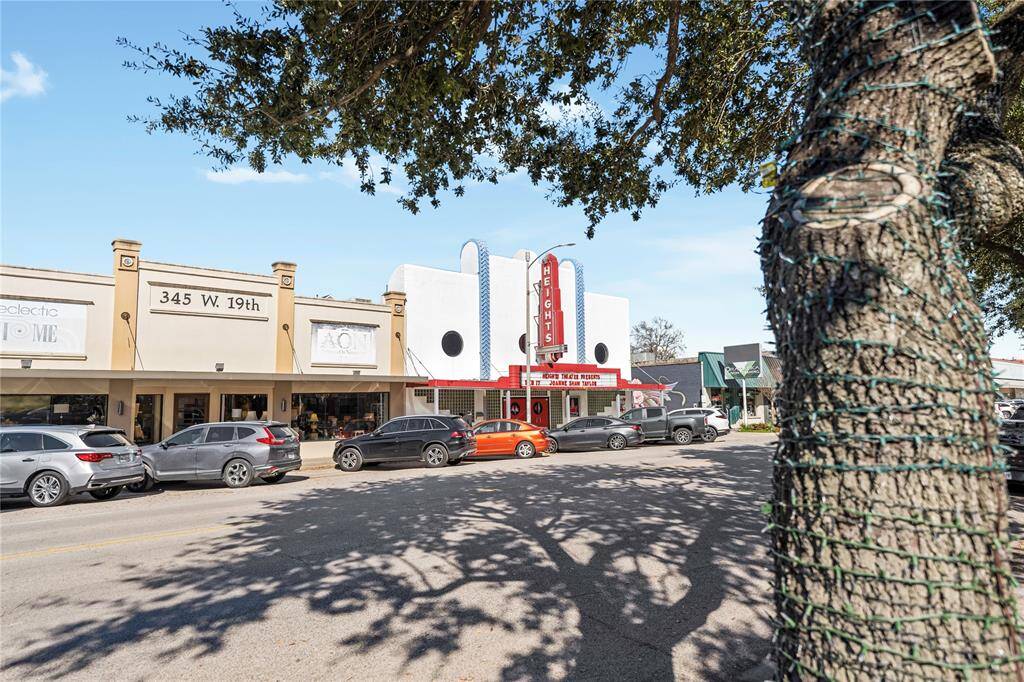 Take a short drive to many Houston attractions, including shopping and restaurants in the Heights