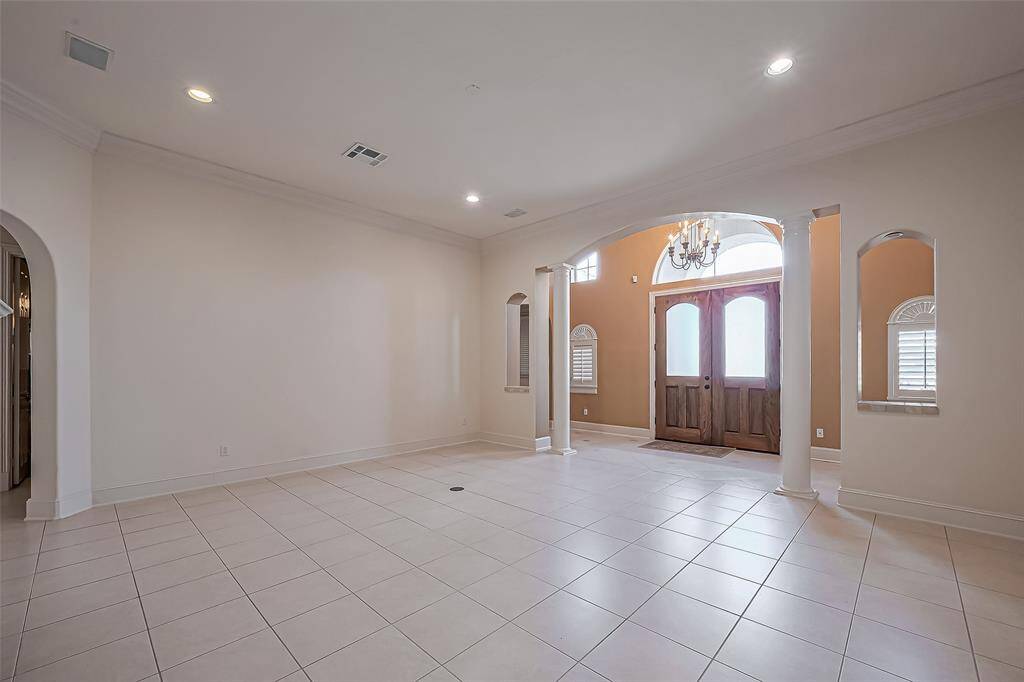 Breakfast Area offers double french doors to access covered veranda and garden.