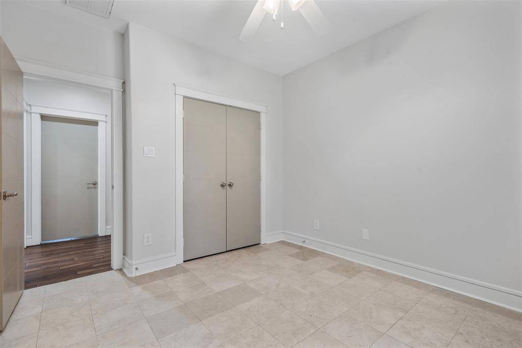 Opposite view of the secondary bedroom.