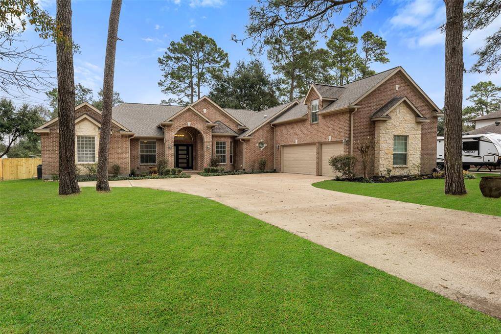 Oversized lot front and rear is plenty of space, and plenty of parking too.