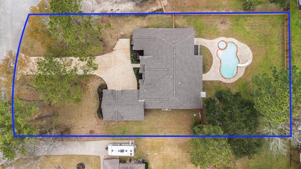 A aerial view of the home and approx view of the total land.
