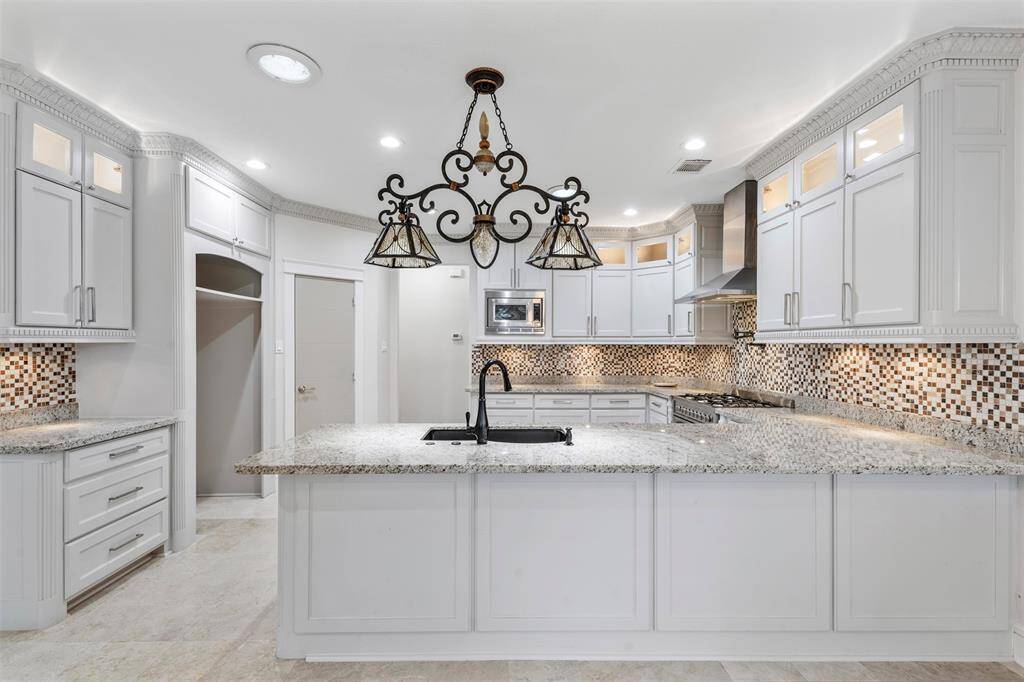 This kitchen offers you plenty of seating at the bar also, and a side bar for coffee, or prep station.