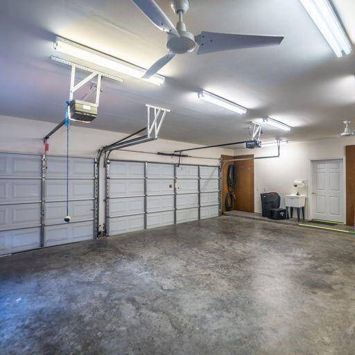 Expansize Oversized 3 car garage with Sink !