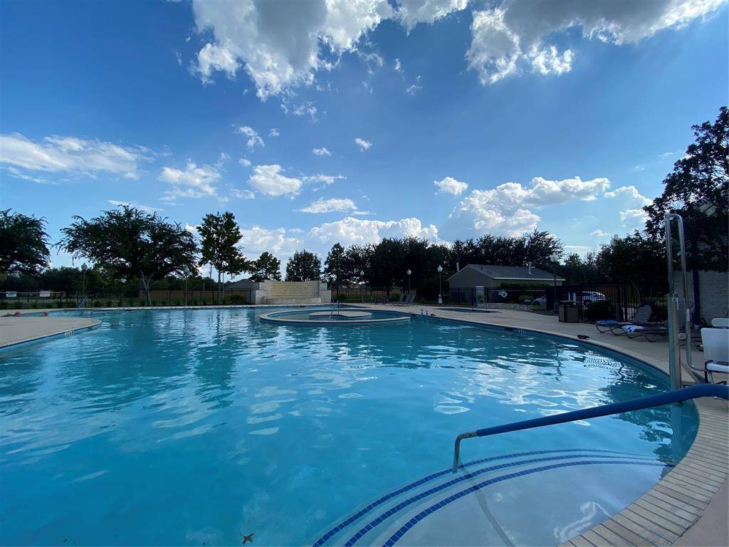 Endless Pool Feature with propulsive current for the long distance swimmers