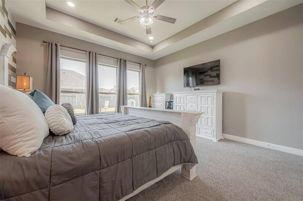 Notice the recessed lighting in the tray ceiling - the lights are also on a convenient dimmer switch.