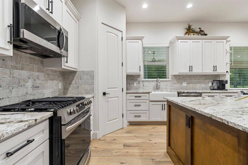 This kitchen is perfect for entertaining!