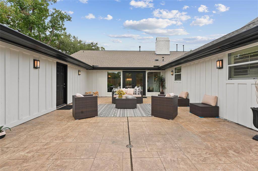 Exspansive Patio