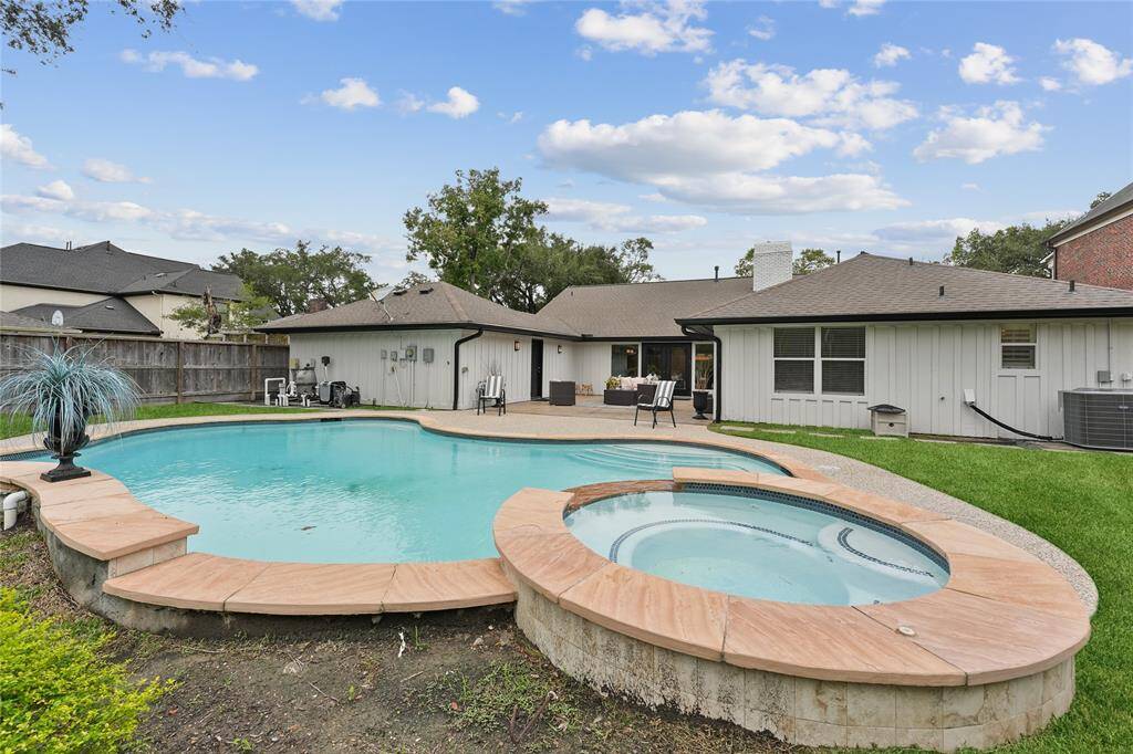 Sparkling Pool and Jacuzzi