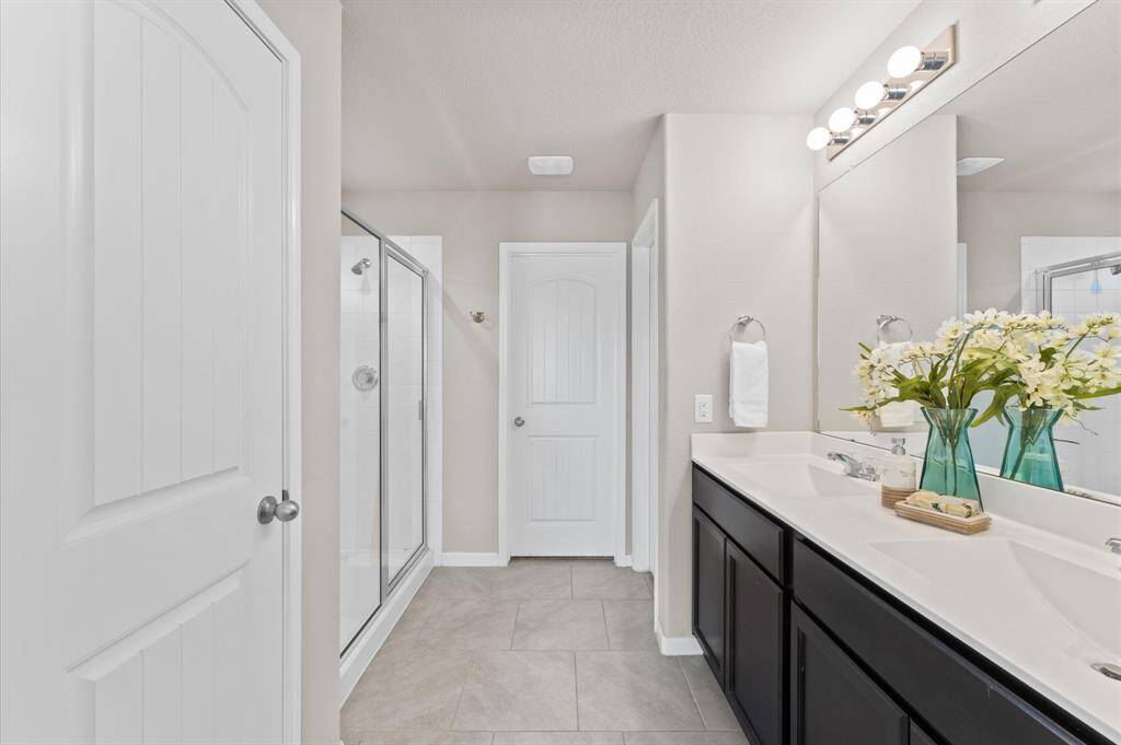 The master en suite bathroom is a blend of comfort and functionality. Dual vanities provide ample space for a stress-free morning routine.