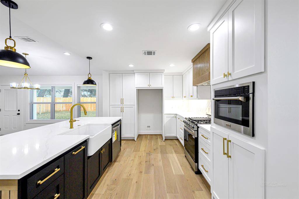 Enjoy a high-end gas cooktop, soft-close cabinets, and an airy layout with modern finishes.