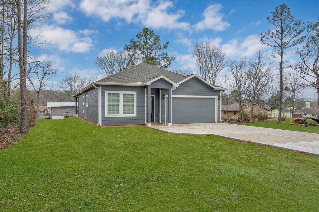 Beautiful 3/2/2 in a waterfront neighborhood.