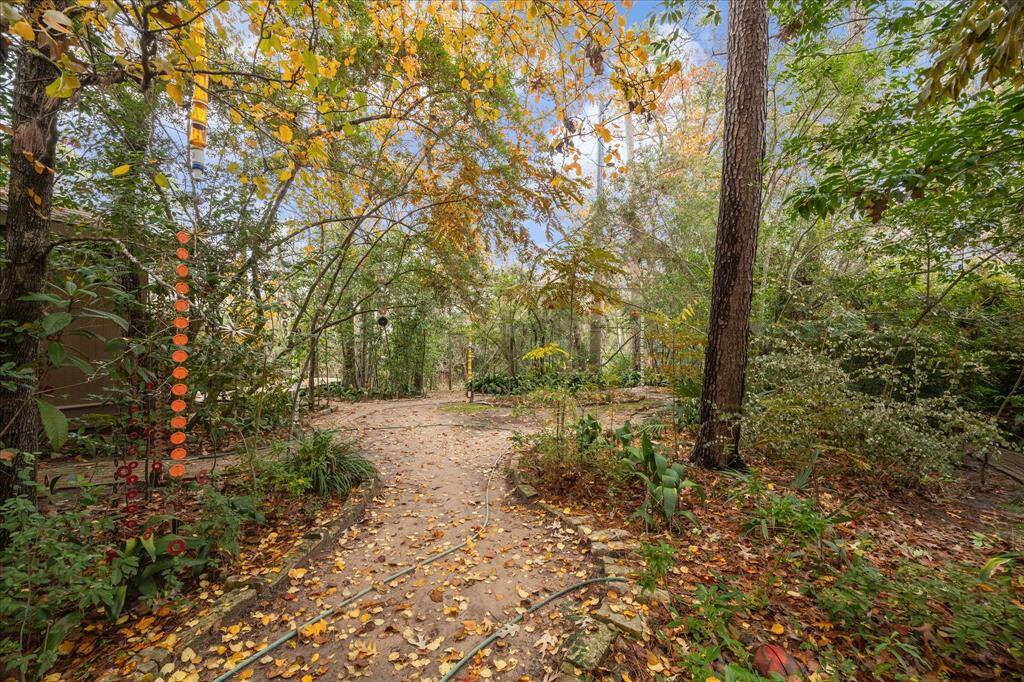 Incredible lot! Fantastic location! Ideal for your dream home.
