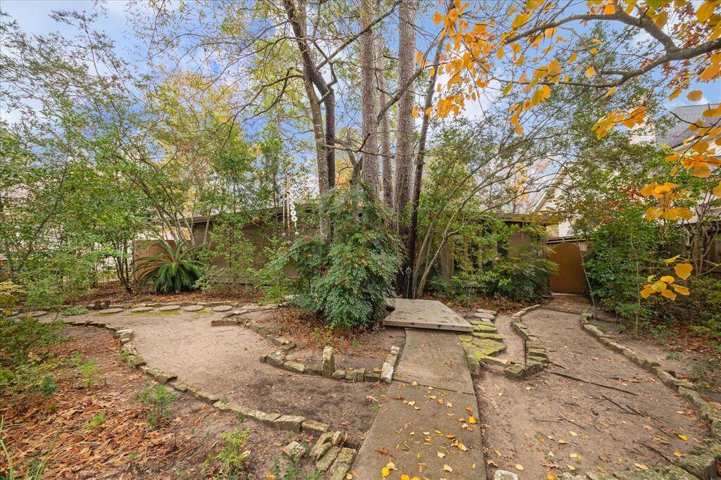 326 Gershwin Dr is a beautiful Bayou-front lot located in the highly sought-after neighborhood of Memorial Glen.