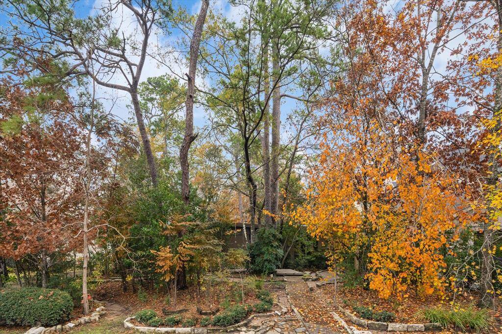 Located in a prime spot near Memorial Drive, this home offers the convenience of upscale shopping and dining at City Centre just minutes away.