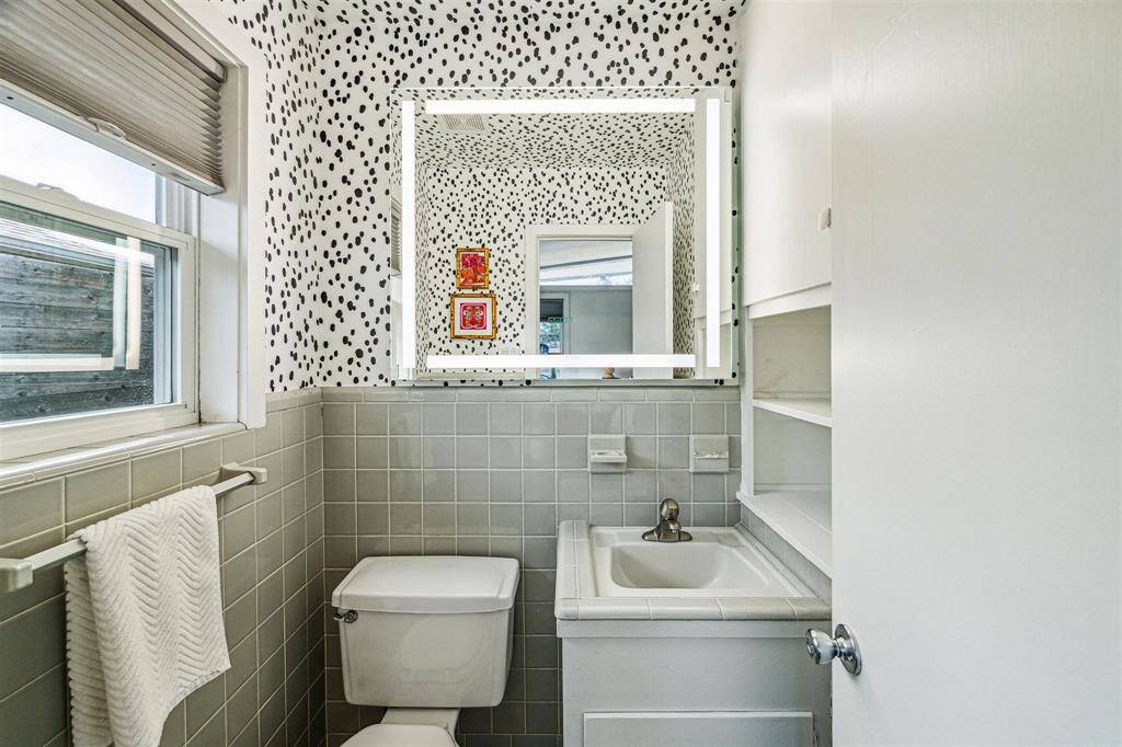 Ensuite bath in guest bedroom.