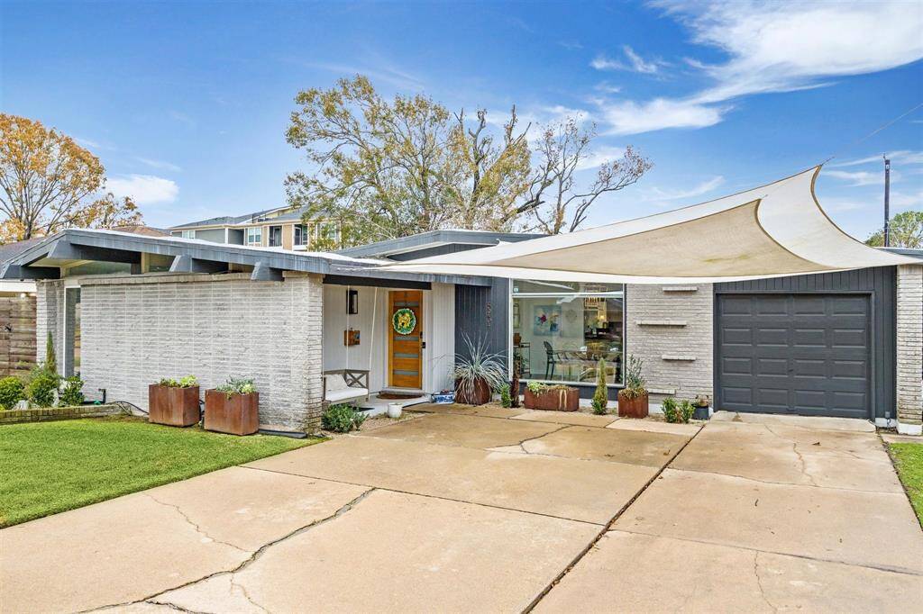Amazing value, space, functionality, and location, this vibrant neighborhood and wonderful home is near many of the best dining, entertainment, & shopping venues Houston offers.