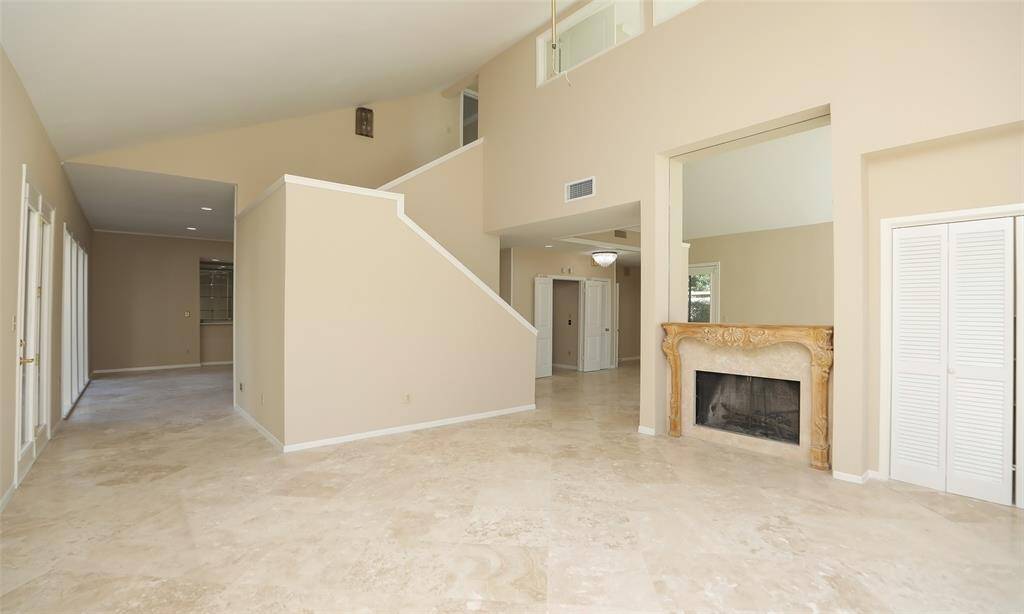 Another picture of the living area