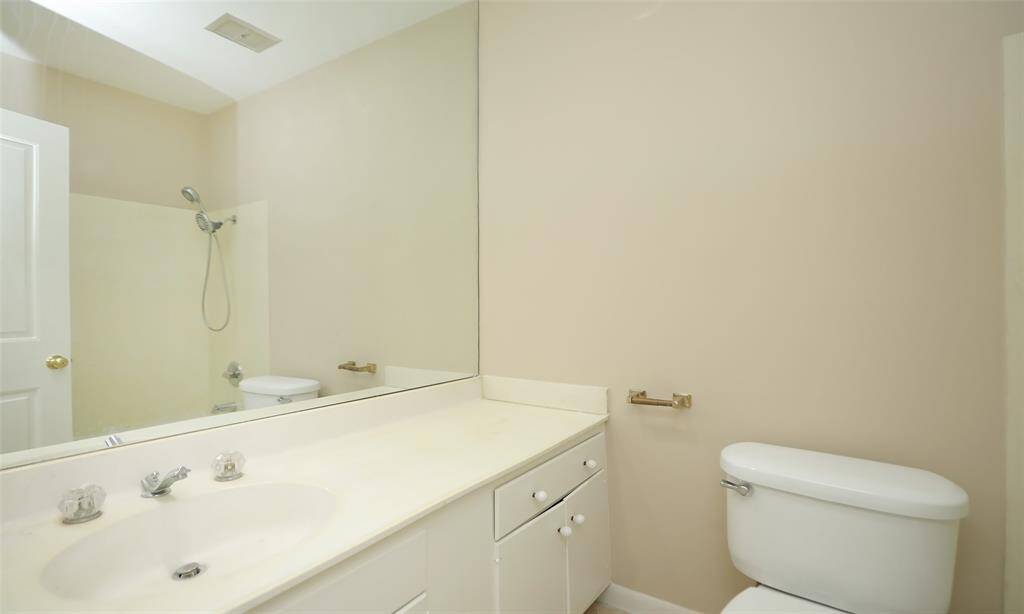 Full bath next to wet bar