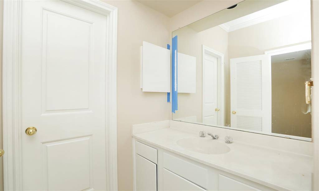 Guest room sink/vanity