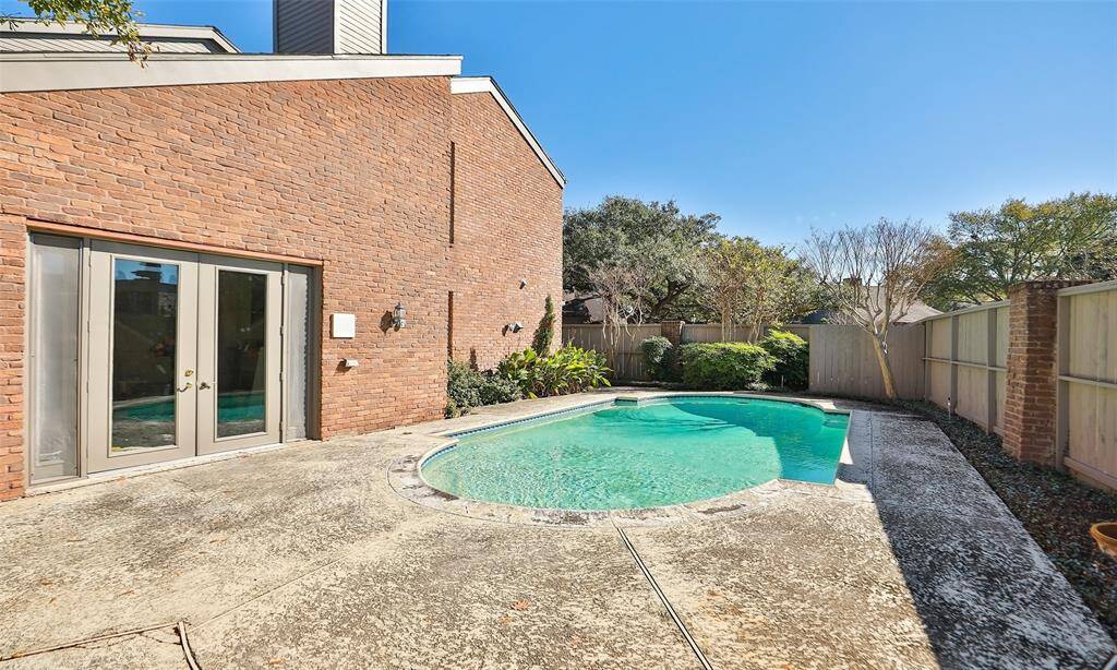 Another picture of the patio/pool area