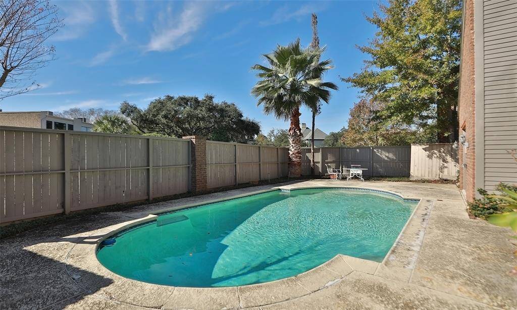 Another picture of the patio/pool area