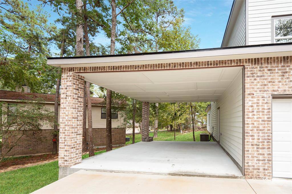 This carport is ideal for storing your boat, offering protection and easy access while blending seamlessly with the home’s layout. It’s the perfect feature for water enthusiasts.